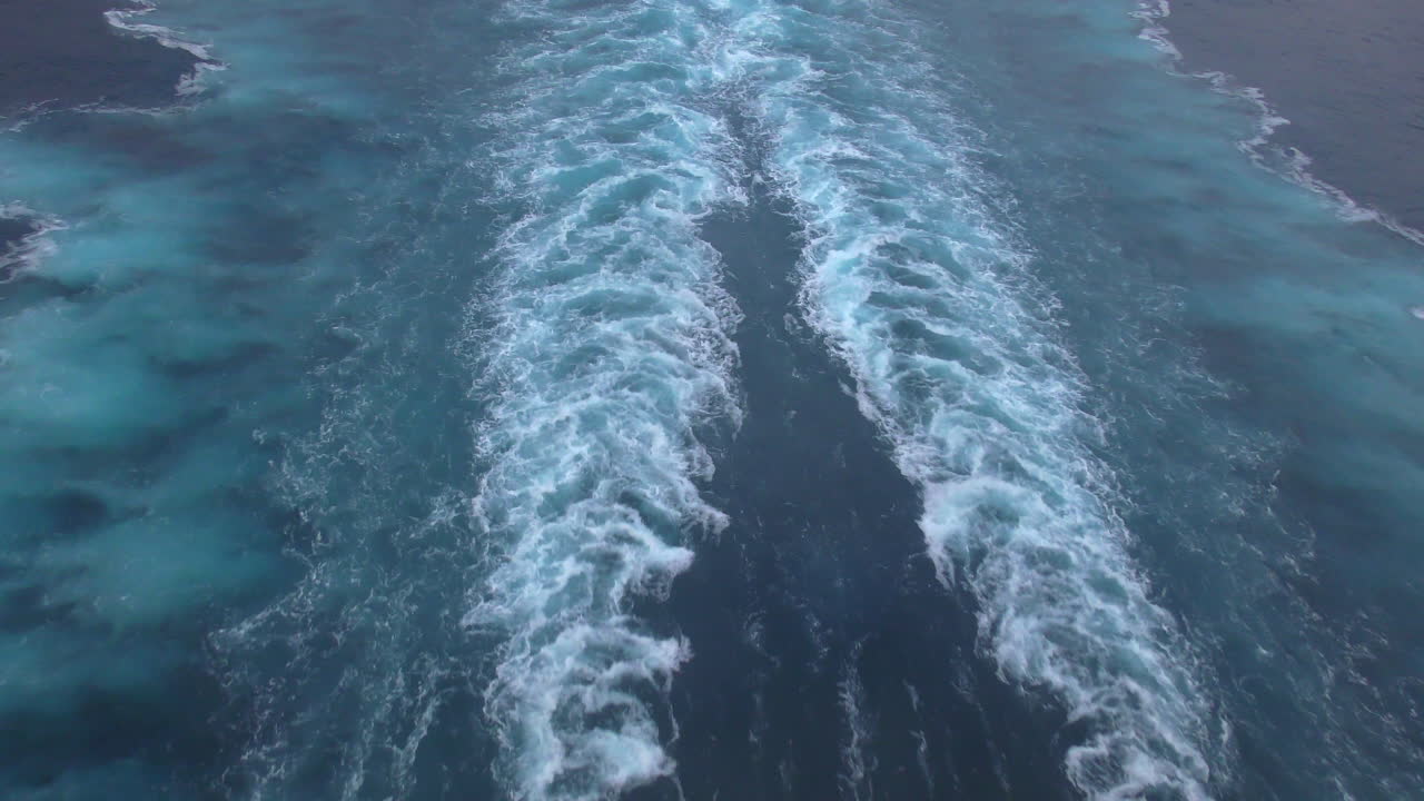 La estela de un gran barco en el mar azul
