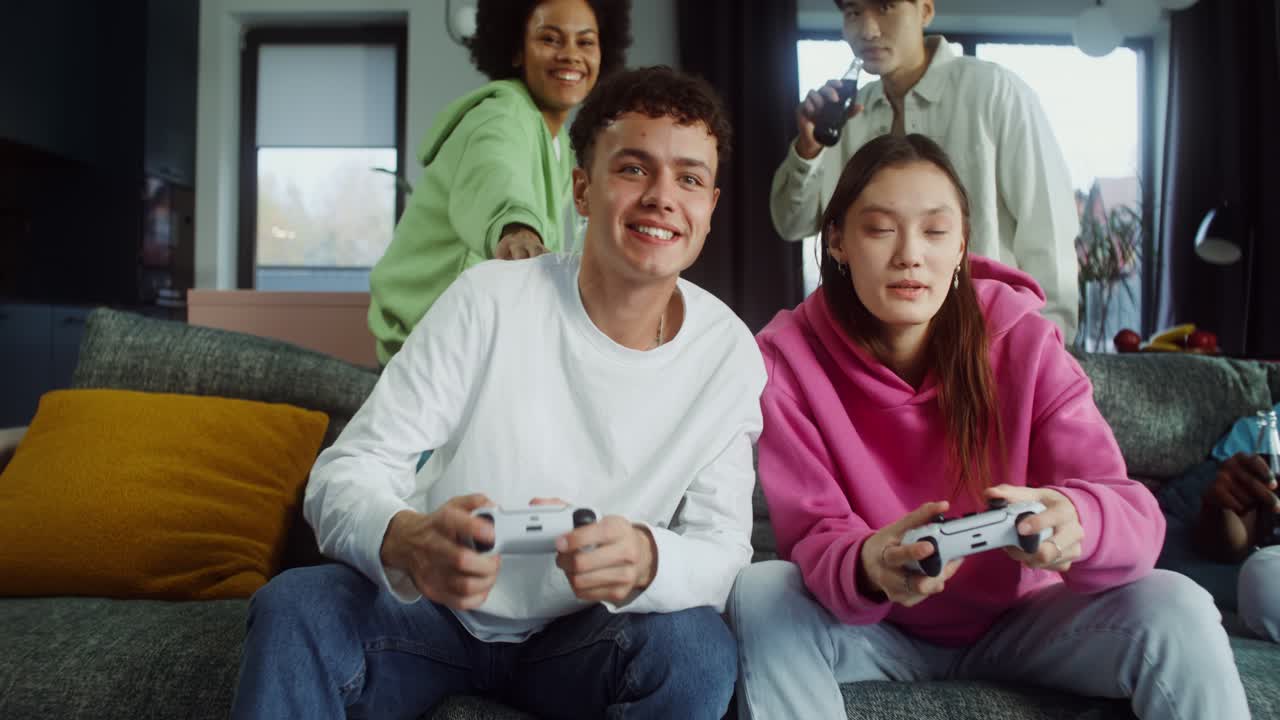 Amigos jugando a videojuegos juntos en casa