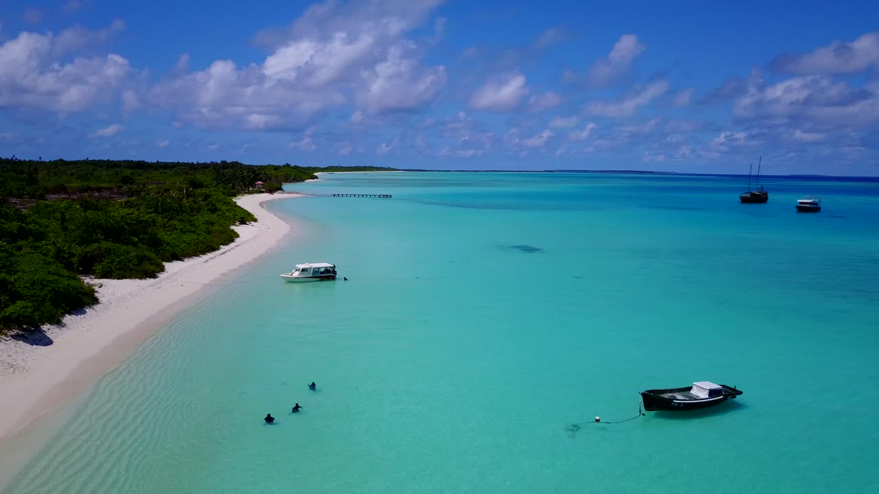 barcos de pesca a lo largo de la hermosa costa de filipinas