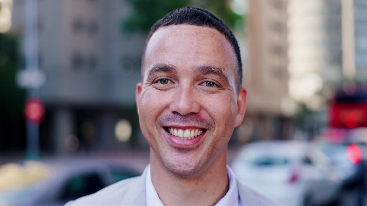 hombre sonriente en la ciudad