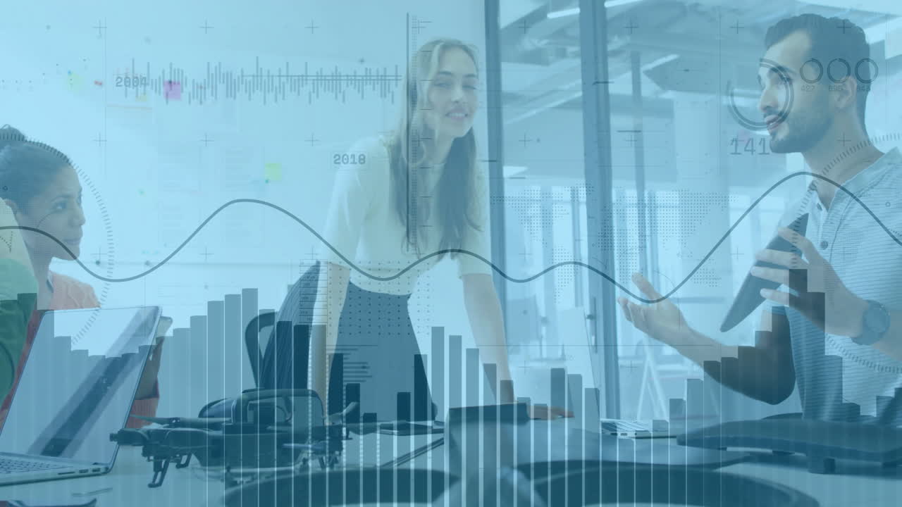 animación del procesamiento de datos financieros sobre diversos colegas que discuten el trabajo en la oficina