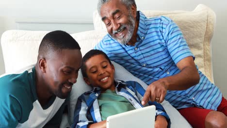 Mehrgenerationenfamilie-Mit-Digitalem-Tablet-Im-Bett