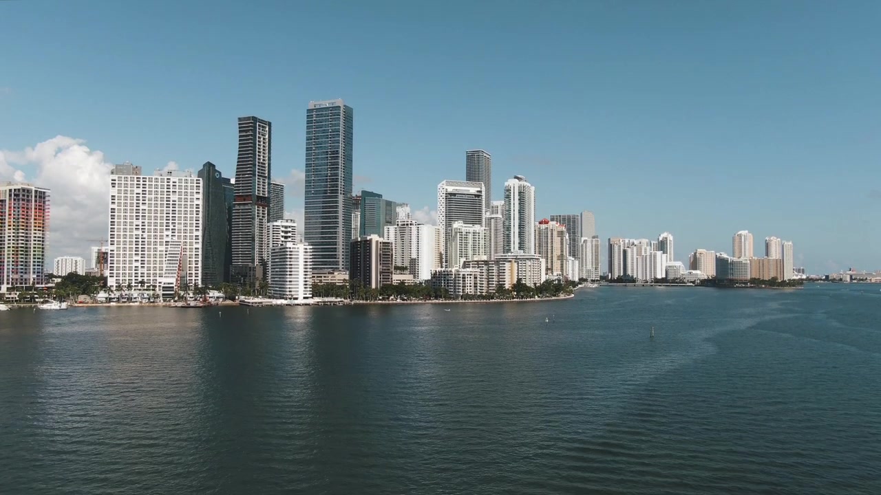 Dron aéreo descendiendo sobre el agua de la zona costera de Brickell, centro de Miami, 4K