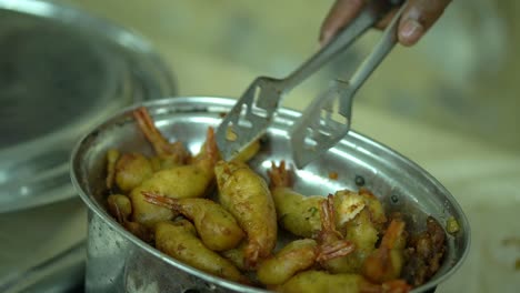 toma cinematográfica en cámara lenta de gambas fritas a la parrilla servidas en una cena o recepción de bodas