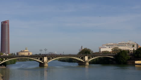 Vista-Diurna-De-La-Torre-De-Sevilla-Y-El-Puente-De-Triana-Sobre-El-Río-Guadalquivir-En-Sevilla,-España