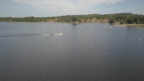 El-Seguimiento-De-La-Moto-De-Agua-Recorre-Rápidamente-La-Puesta-De-Sol-Azul-Del-Mar-En-La-Presa-De-Alentejo