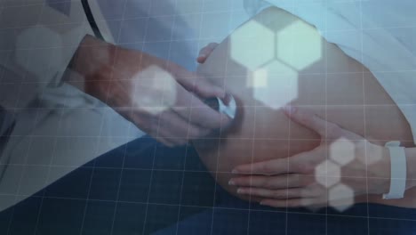 latidos cardíacos y luces sobre una mujer caucásica usando un estetoscopio en el vientre de una paciente embarazada