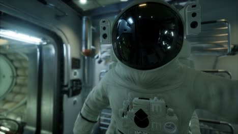 astronauta dentro de la estación espacial orbital