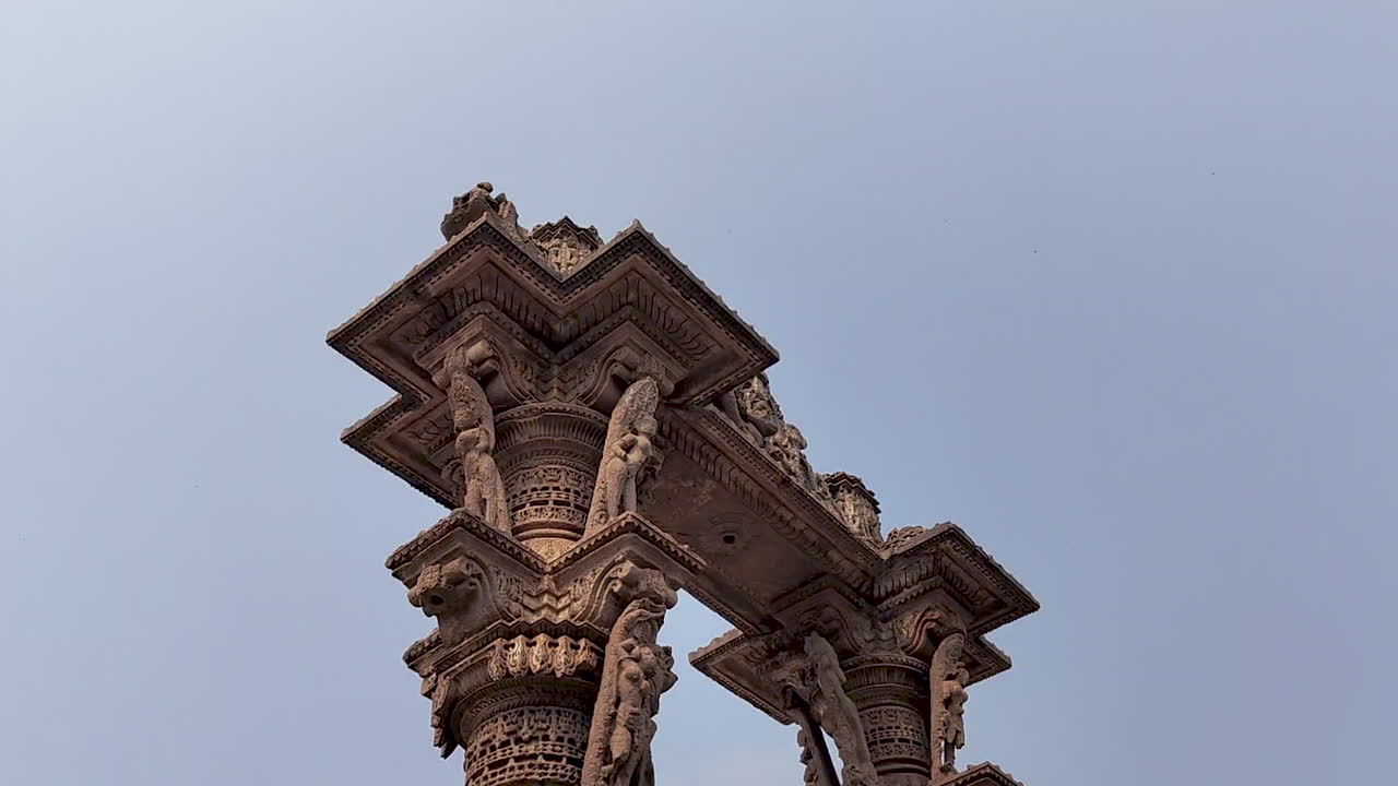 Monumen batu bersejarah Kirti Toran di Vadnagar Gujarat India. Gerbang kuno ini menampilkan arsitektur warisan budaya, sejarah budaya, ukiran detail, nilai pariwisata, dan keahlian India yang tak lekang oleh waktu