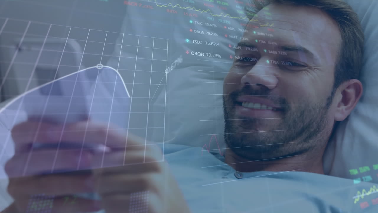 animación del procesamiento de datos del mercado de valores sobre un hombre caucásico usando un teléfono inteligente en una cama de hospital