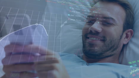 animación del procesamiento de datos del mercado de valores sobre un hombre caucásico usando un teléfono inteligente en una cama de hospital