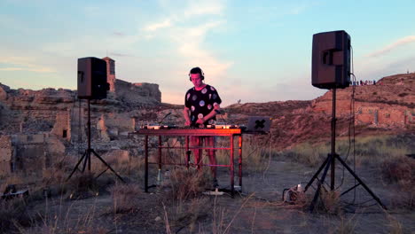 disc jockey tocando y mezclando discos al atardecer
