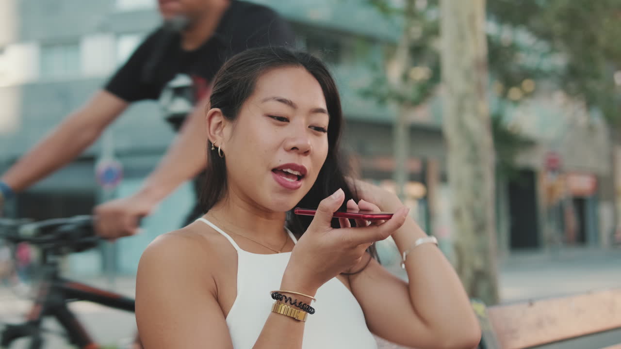 야외에서 전화를 사용하는 여성