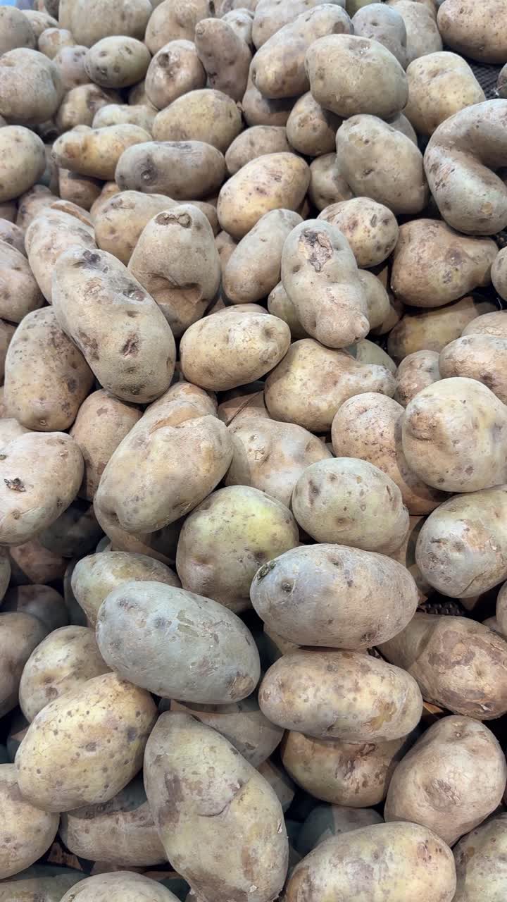 Pila di patate fresche crude in un mercato.