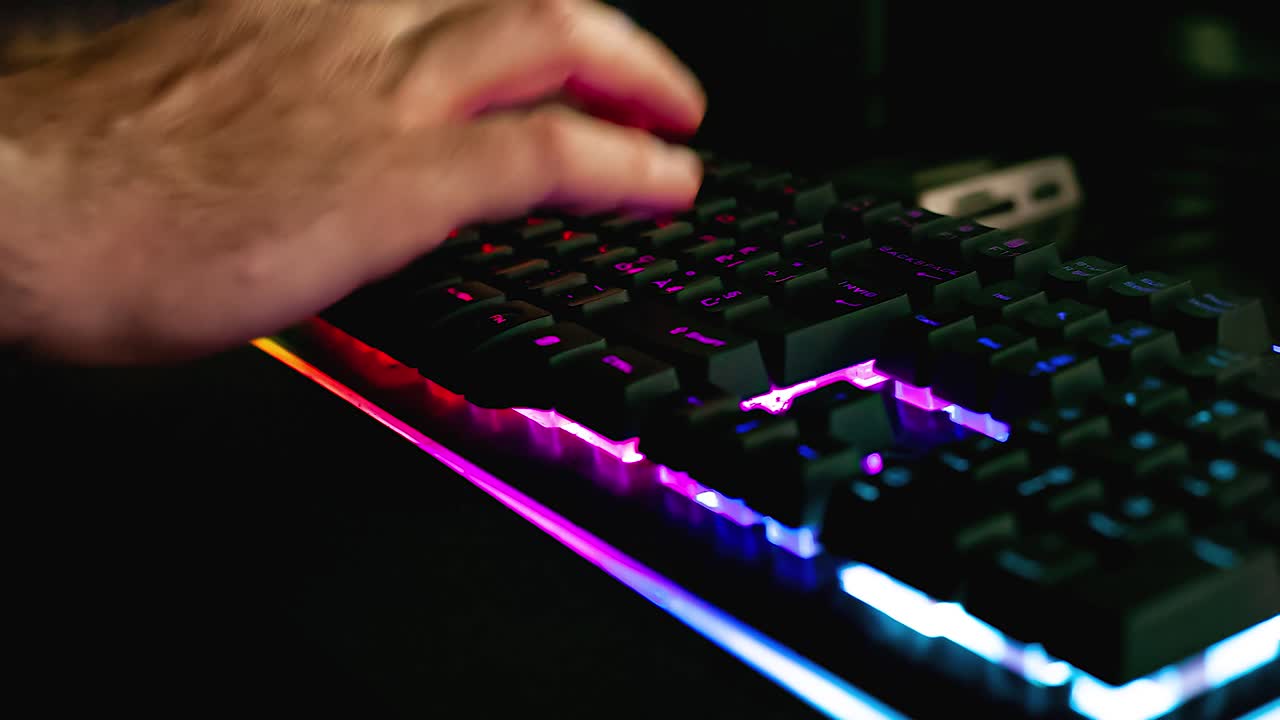 어 속에서 백라이트 된 키보드에서 타이핑하는 손 2