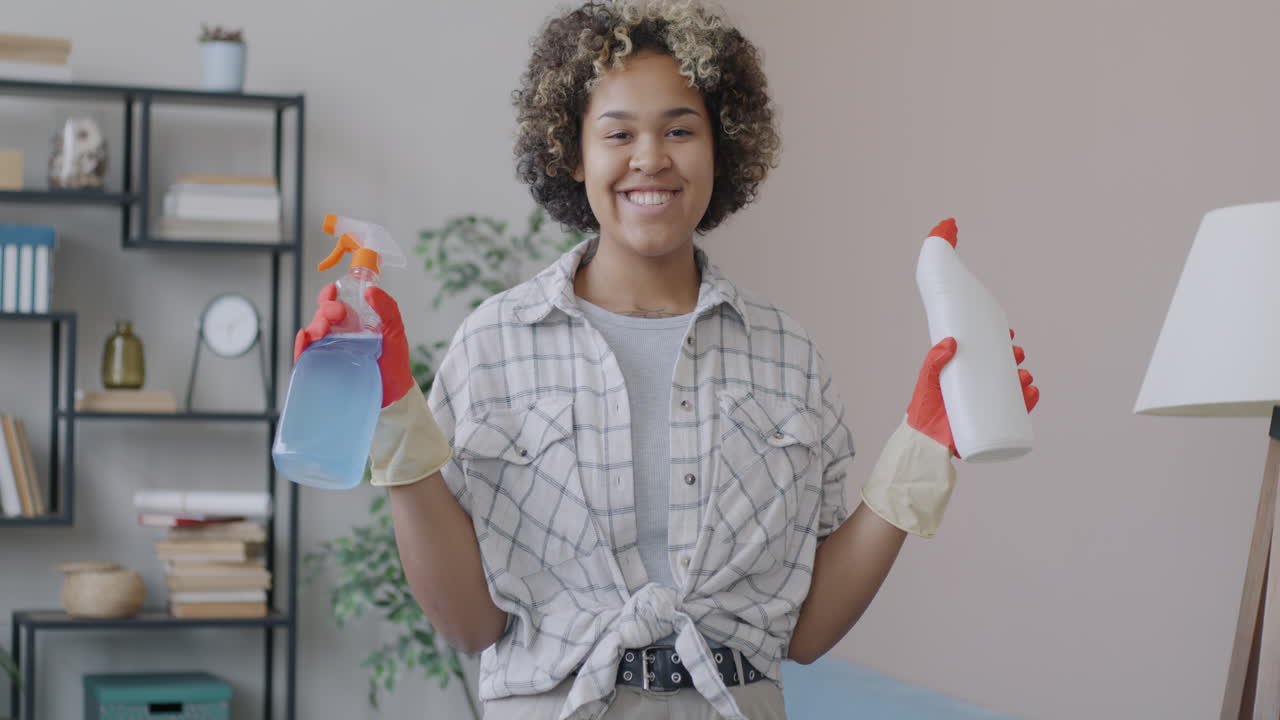 mujer limpiando su casa