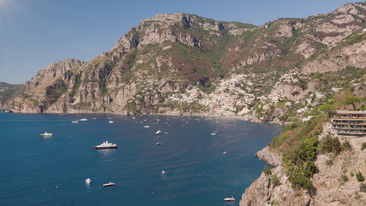 아말피 해안의 장엄한 절벽과 푸른색