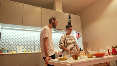 pareja cocinando juntos en una cocina moderna