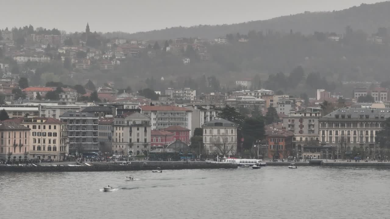fotografía aérea del puerto del lago como con barcos atracados