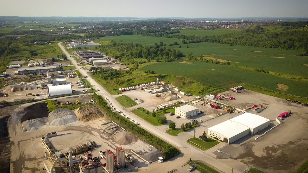 drone volando sobre un gran parque industrial y manufacturero