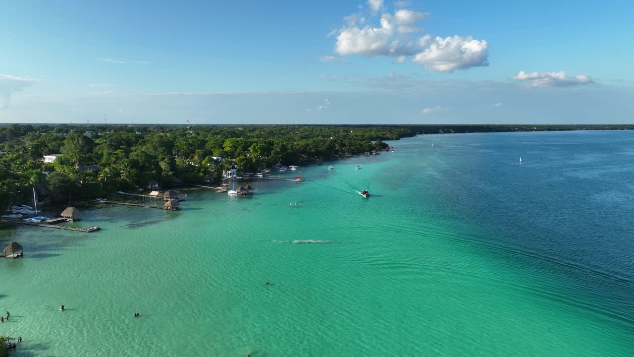 vista aérea de la costa de la ciudad de bacalar, en el soleado méxico - aumento, disparo de drones