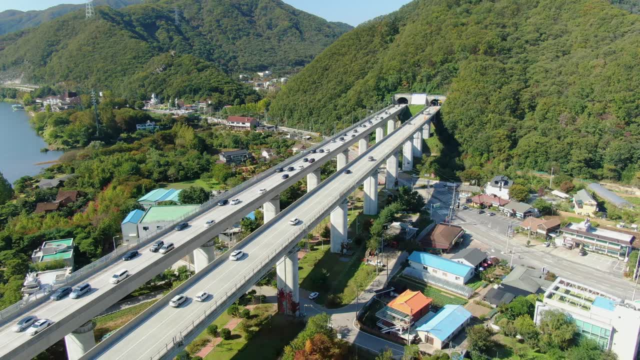 터널을 통과하는 높은 다리