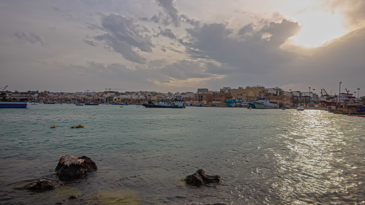 marsaxlokk puerto de la costa del tiempo del lapso de tiempo, puesto de la isla de malta