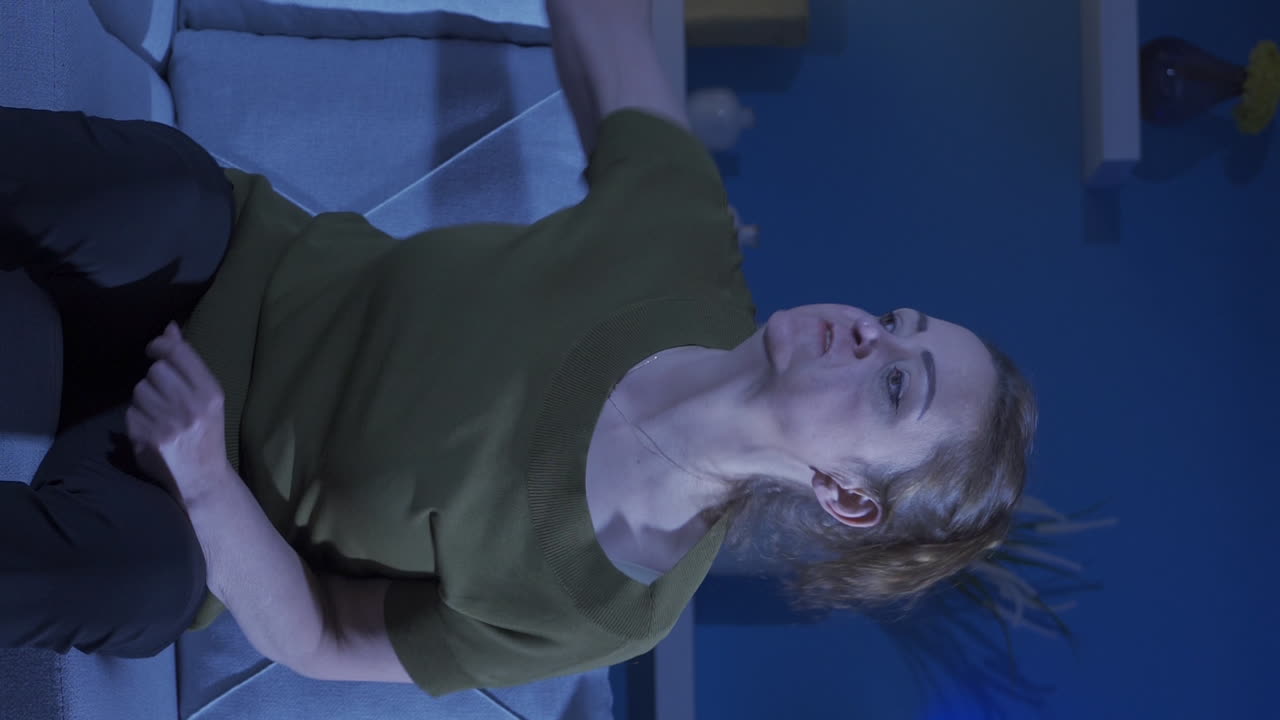 вертикальное видео психопата с ножом.