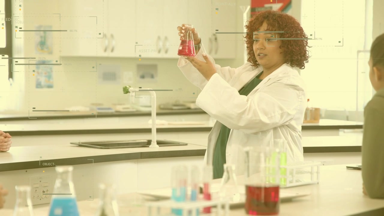Éducateur levant une fiole, montrant un liquide rouge à des étudiants dans un laboratoire de sciences, avec des étiquettes animées sur les béchers.