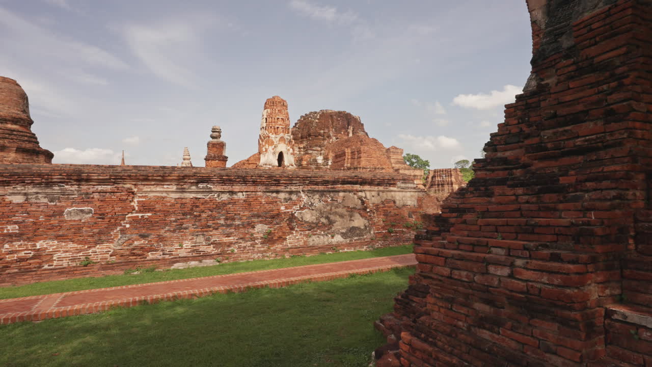 Muinainen rauniotemppeli Ayutthayassa, Thaimaassa. 4K 60FPS