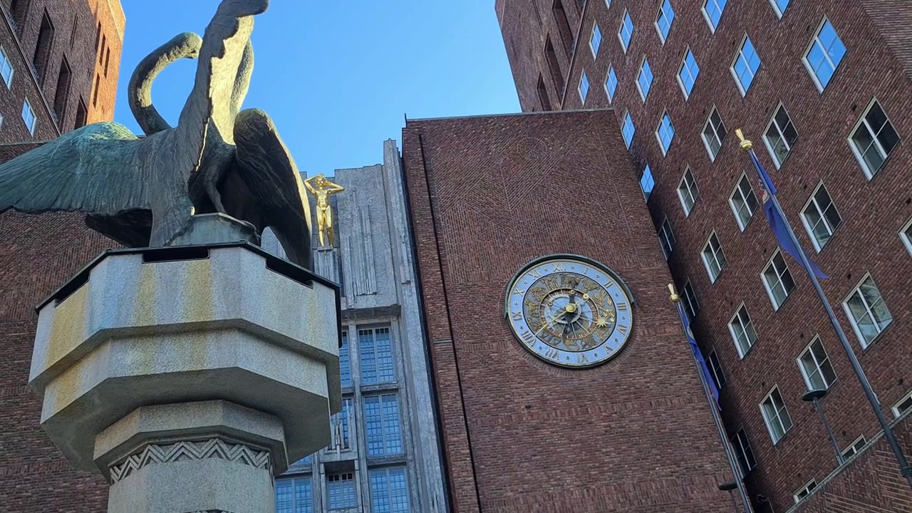 Radhus, esterno del Municipio di Oslo, Norvegia. Edificio simbolo e sede degli uffici comunali in una sera di sole