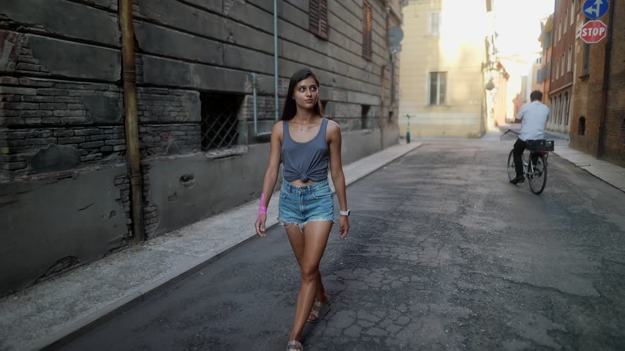 Donna che cammina per una strada di città europea