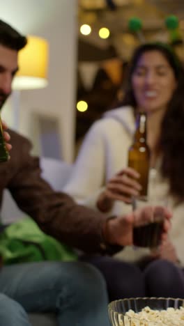 Vertikales-Video-Einer-Gruppe-Von-Freunden-Zu-Hause-Oder-In-Einer-Bar,-Die-Auf-Der-St.-Patrick&#39;s-Day-Party-Feiern,-Alkohol-Trinken-Und-Gemeinsam-Jubelrufe-Machen-3