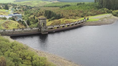 Alwen-Reservoir-Industriell-Historisch-Ländlich-See-Staudamm-Gebäude-Antenne-Wegziehen-Landschaft-Enthüllen