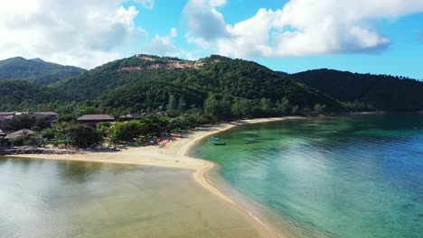 Bahía-Colorida-Y-Pacífica-Con-Agua-De-Mar-Verde-Turquesa-Que-Lava-La-Playa-De-Arena-Blanca-En-Una-Isla-Tropical-Con-Colinas-Verdes-En-Tailandia