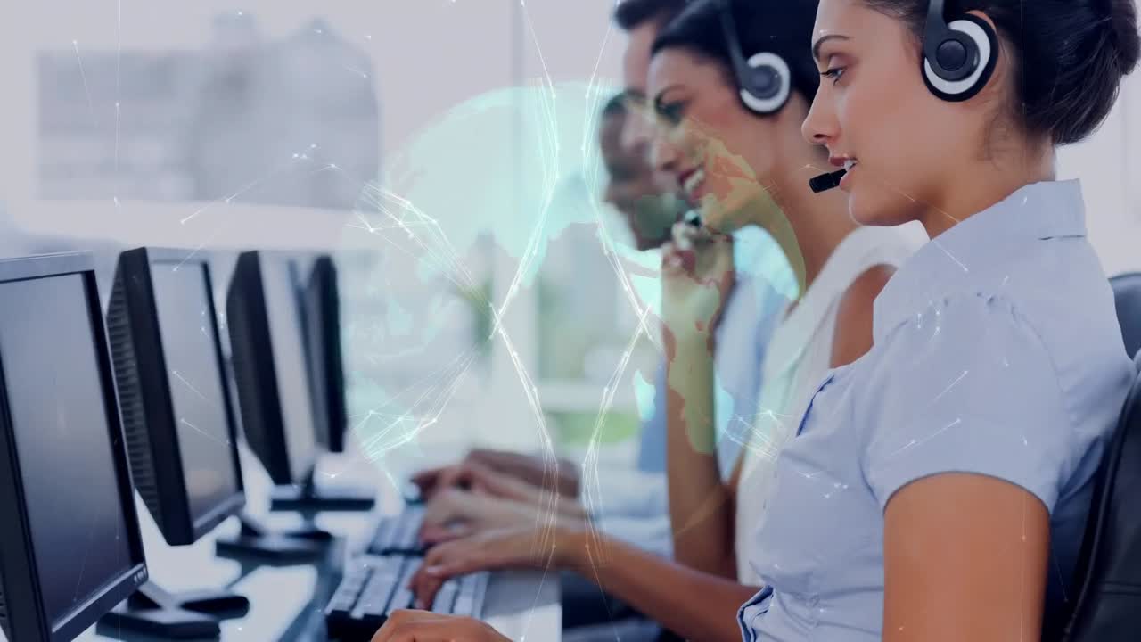 mujer que trabaja en un centro de llamadas