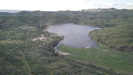 Toma-Aérea-De-Alejamiento-De-La-Represa-Avis-En-Windhoek,-Namibia