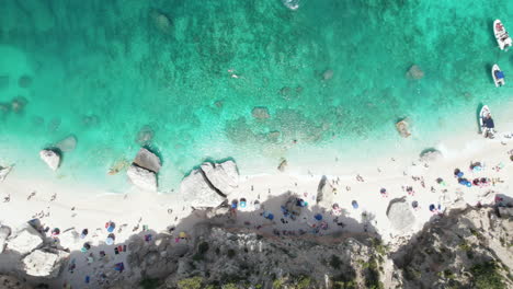 Video-Aéreo-De-Drones-De-Arriba-Hacia-Abajo-De-La-Playa-Turquesa-Del-Paraíso-Tropical-En-El-Mediterráneo,-Cerdeña