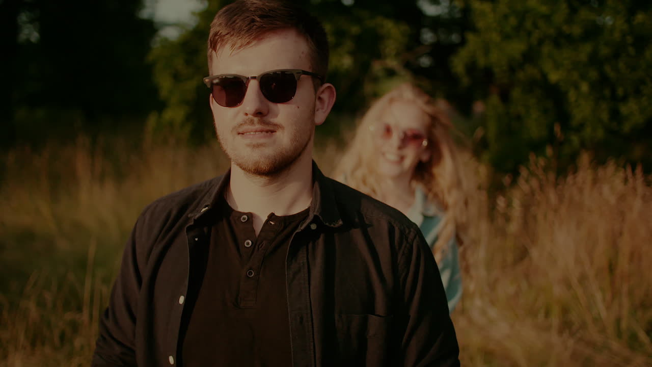 일몰 1 야외에서 젊은 남자를 지원하는 긍정적인 여자