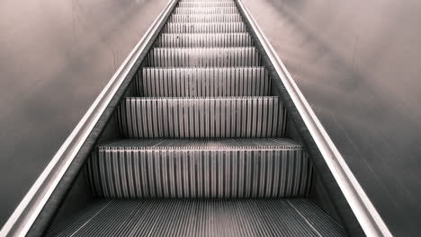 imágenes estáticas de escaleras mecánicas vacías y brillantes