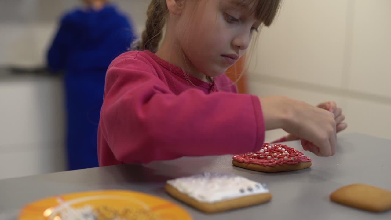 chica decora pan de jengibre hecho en casa para la pascua