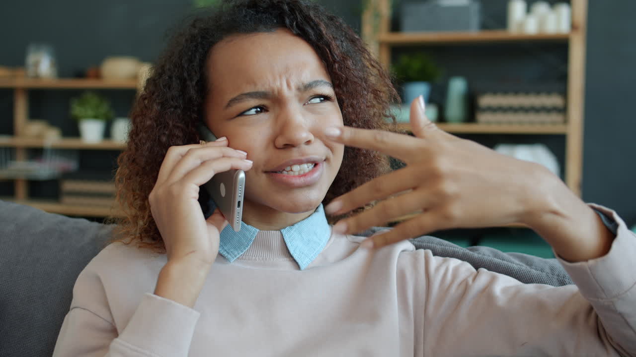 una mujer joven en una llamada telefónica.