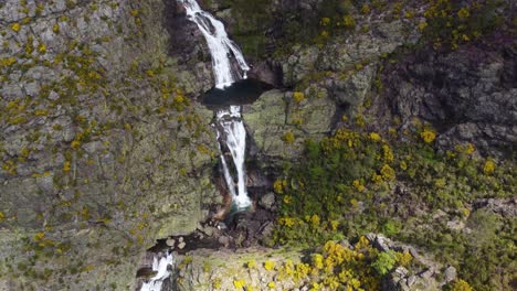 Amplia-Vista-Aérea-De-Drones-De-La-Hermosa-Cascata-De-Fisgas-Do-Ermelo---Cascadas-En-El-Parque-Natural-Do-Alvao---Portugal