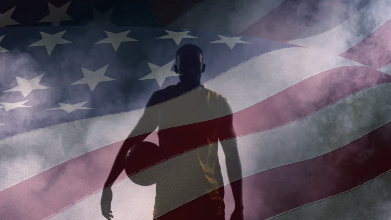 animación de la bandera de los estados unidos de américa sobre un jugador de baloncesto afroamericano