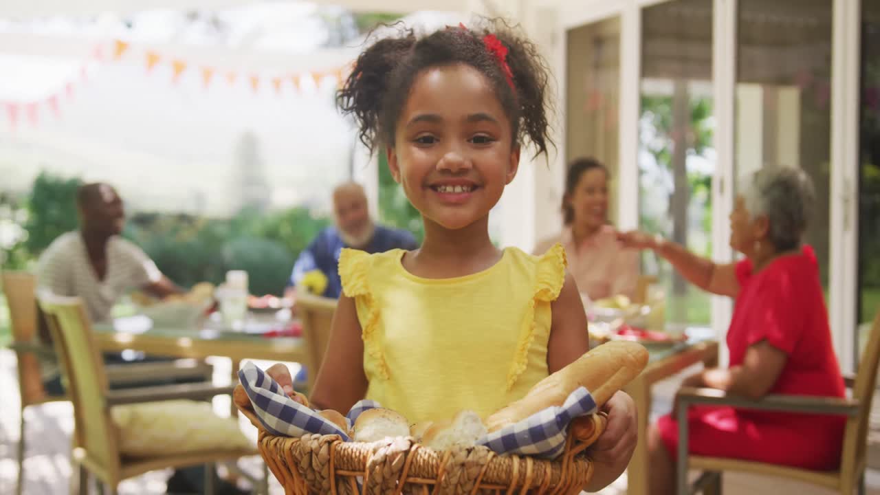 retrato de una chica afroamericana pasando tiempo en el jardín,