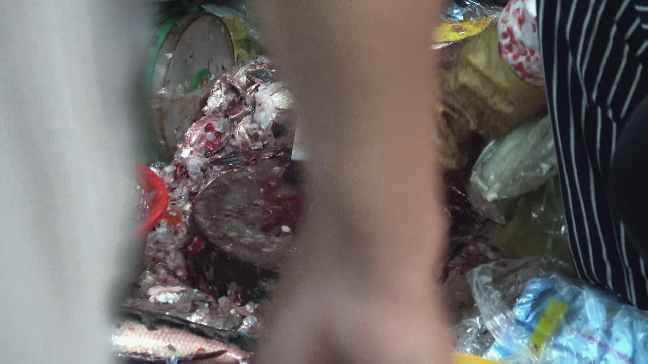 시장 에서 물고기 를 는 물고기 판매자 들