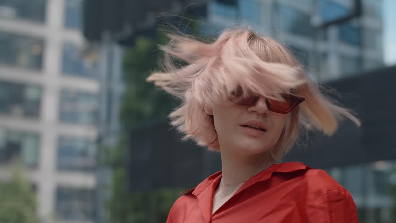 стильная молодая женщина в городе