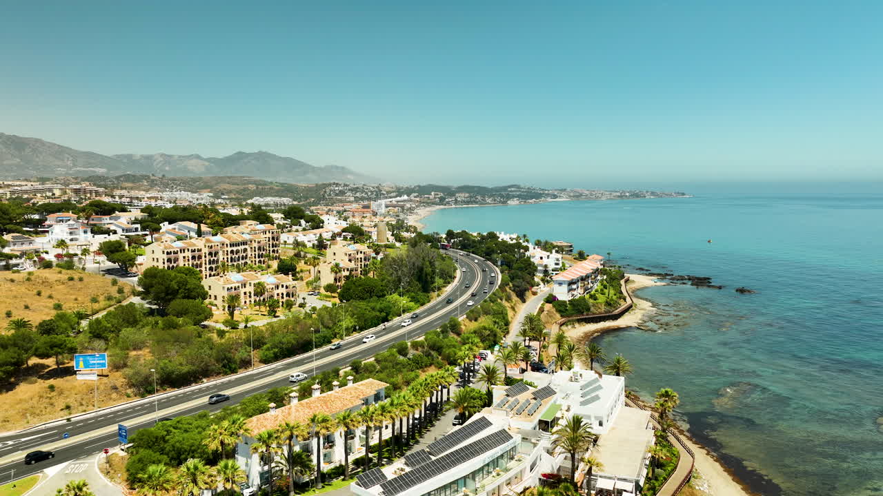 스페인 미야스 의 은 파란 하늘 과 함께 해안 도로, 해변 건물, 푸른 바다 의 공중 사진