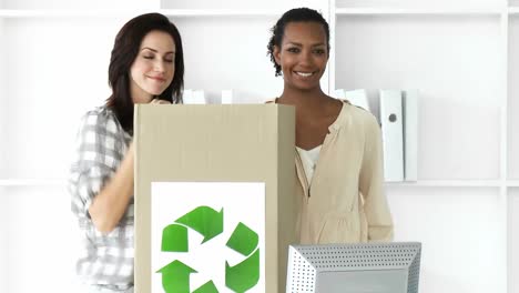 el equipo de negocios sonriente reciclaje