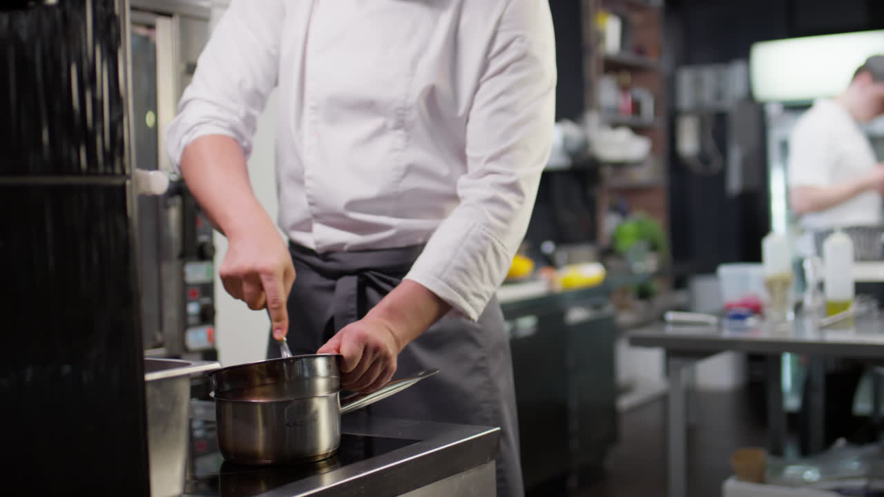 Chef del ristorante che cucina a bagnomaria